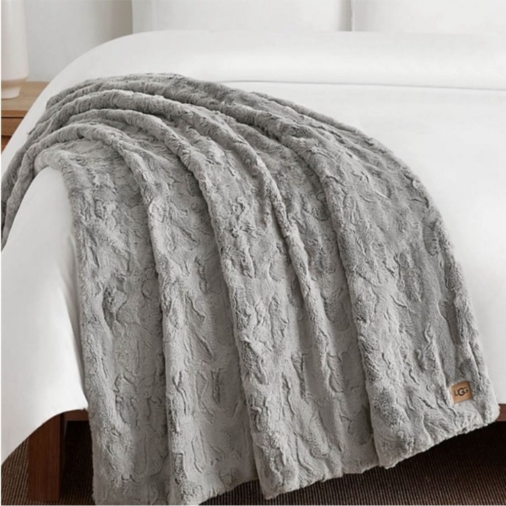 UGG NEW Olivia Faux Fur Throw Blanket- Seal